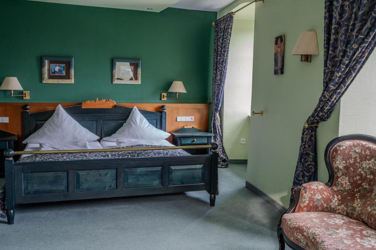 Eventlocation & Hotel Schloss Neuburg Obrigheim 外观 照片